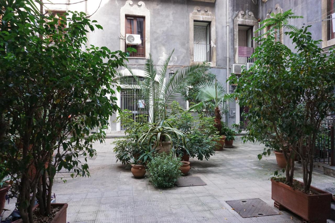 Elegante Appartamento Centro Storico Катания Экстерьер фото
